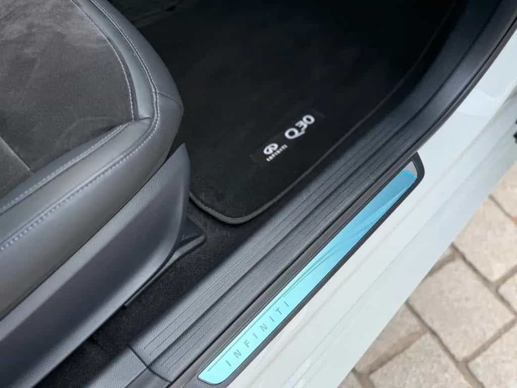 Infiniti Q30 1.6 16V Luxe Tech|Panorama|Kamera|BOSE|DAB 03/2020-photo-34