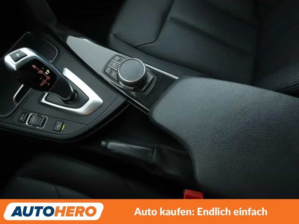 BMW 3 Series 320i Aut.*NAVI*LED*PDC*HUD*SHZ*ALU*TEMPO* 04/2018-photo-23