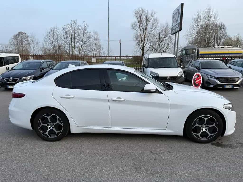 Alfa Romeo Giulia 2.2 Turbodiesel 160 CV AT8 Spr 11/2022-photo-4