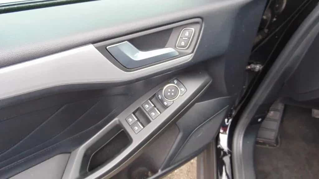 Ford Focus Lim. Cool & Connect KAM PDC NAVI LED SHZ++ 08/2020-photo-6