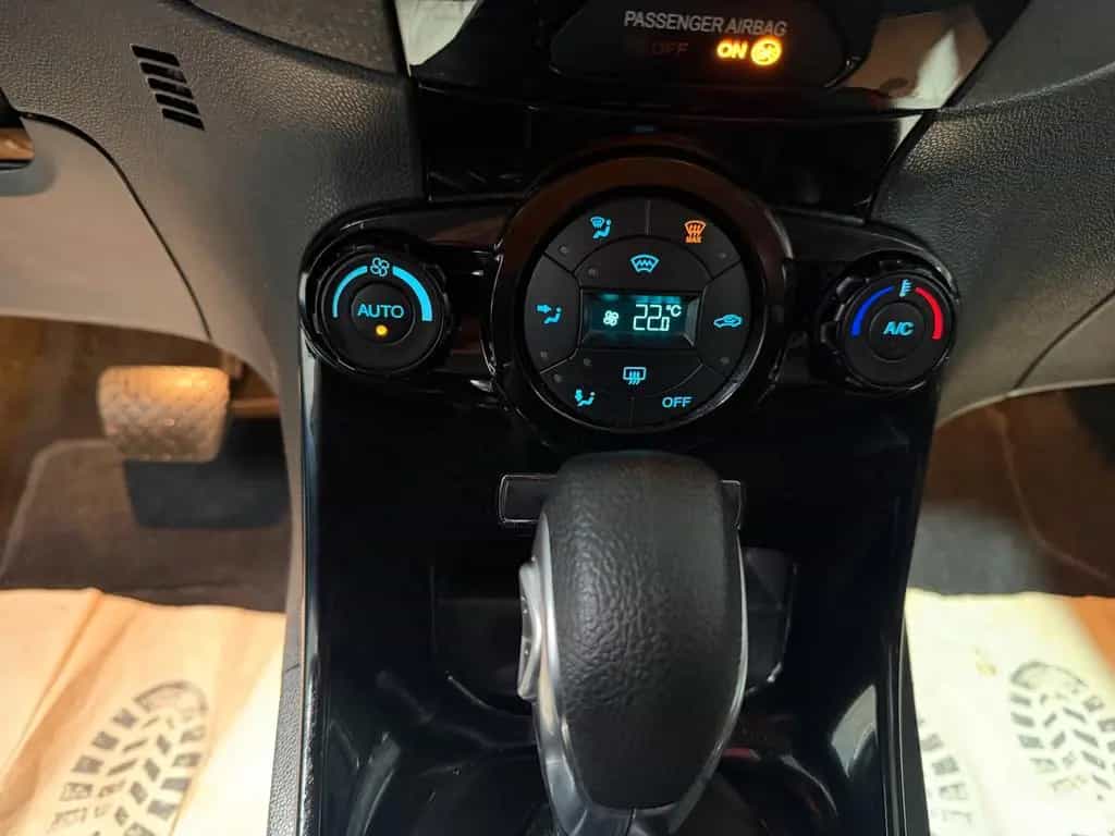 Ford Fiesta Titanium Automatik Navi Einparkhilfe 09/2015-photo-21