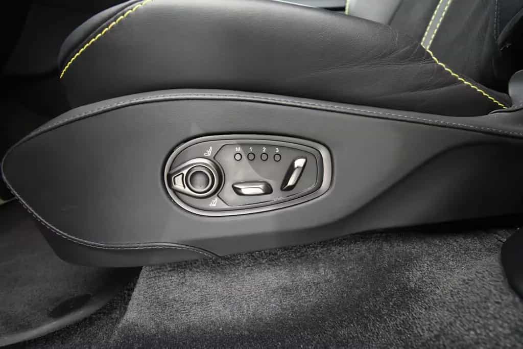 Aston Martin DBX 4.0 V8 707 Carbon Paket 23 Zoll 11/2022-photo-28