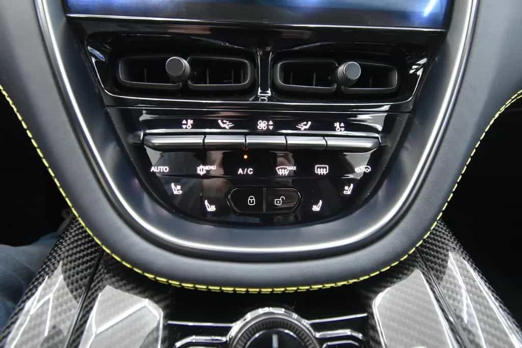 Aston Martin DBX 4.0 V8 707 Carbon Paket 23 Zoll 11/2022-photo-34
