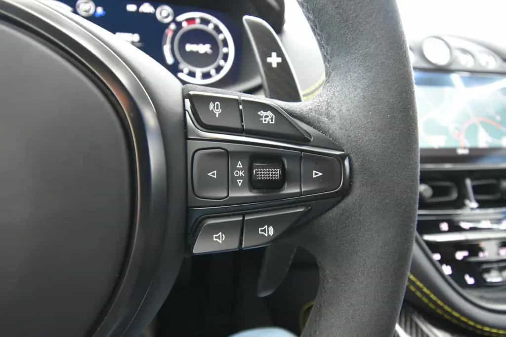 Aston Martin DBX 4.0 V8 707 Carbon Paket 23 Zoll 11/2022-photo-37