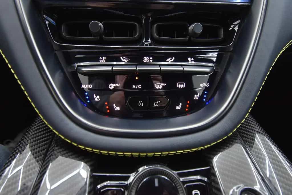 Aston Martin DBX 4.0 V8 707 Carbon Paket 23 Zoll 11/2022-photo-40