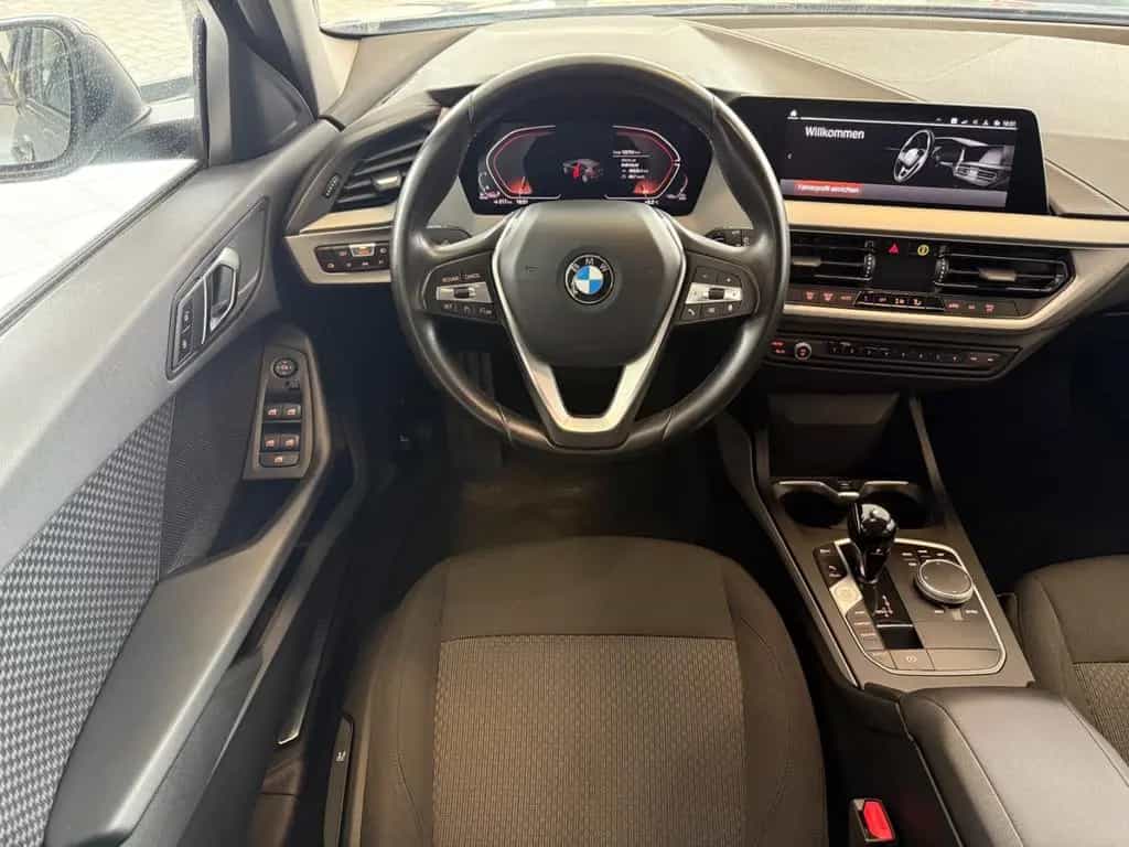 BMW 1 Series 118 d Advantage Automatik Navi LED Klimaauto. 04/2023-photo-1