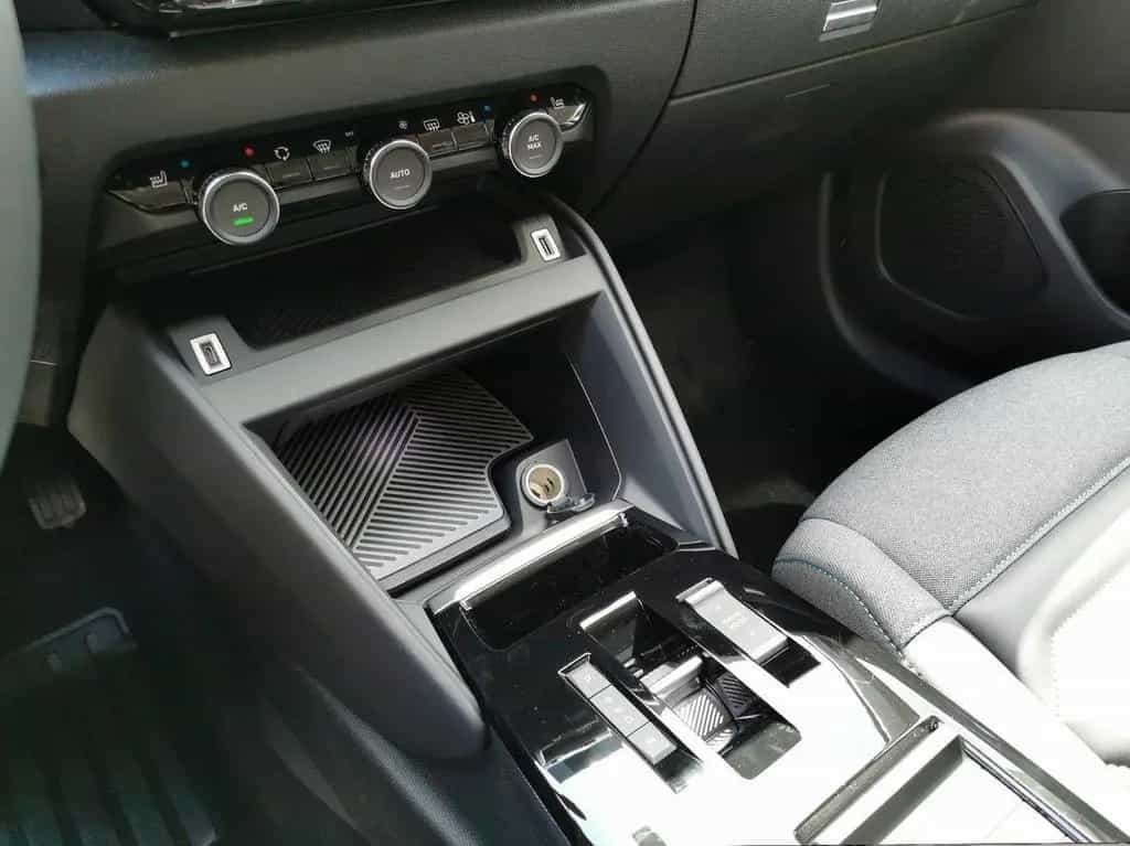 Citroën C4 Shine 1.2 e-THP / PureTech 05/2022-photo-15