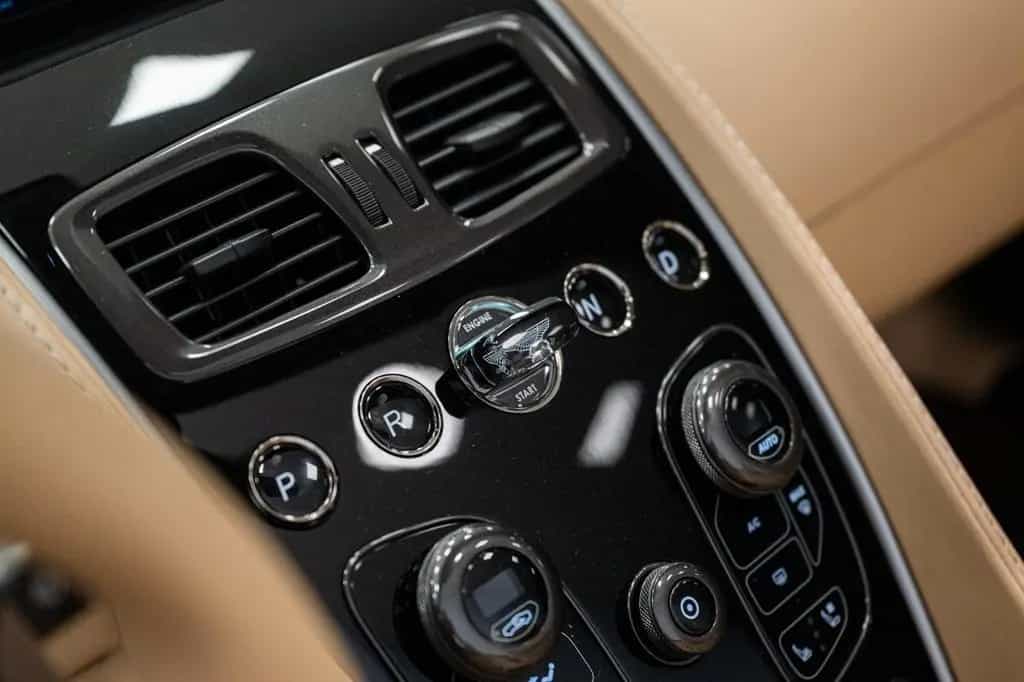 Aston Martin Vanquish Volante | Quantum Silver | B&O Audio | 06/2014-photo-17