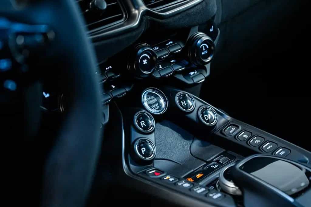 Aston Martin Vantage Coupe | Carplay | Dealermaintained 10/2021-photo-16