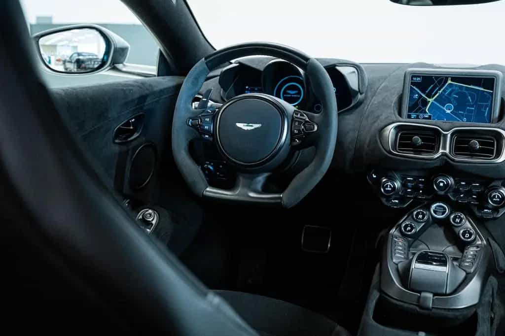 Aston Martin Vantage Coupe | Carplay | Dealermaintained 10/2021-photo-18