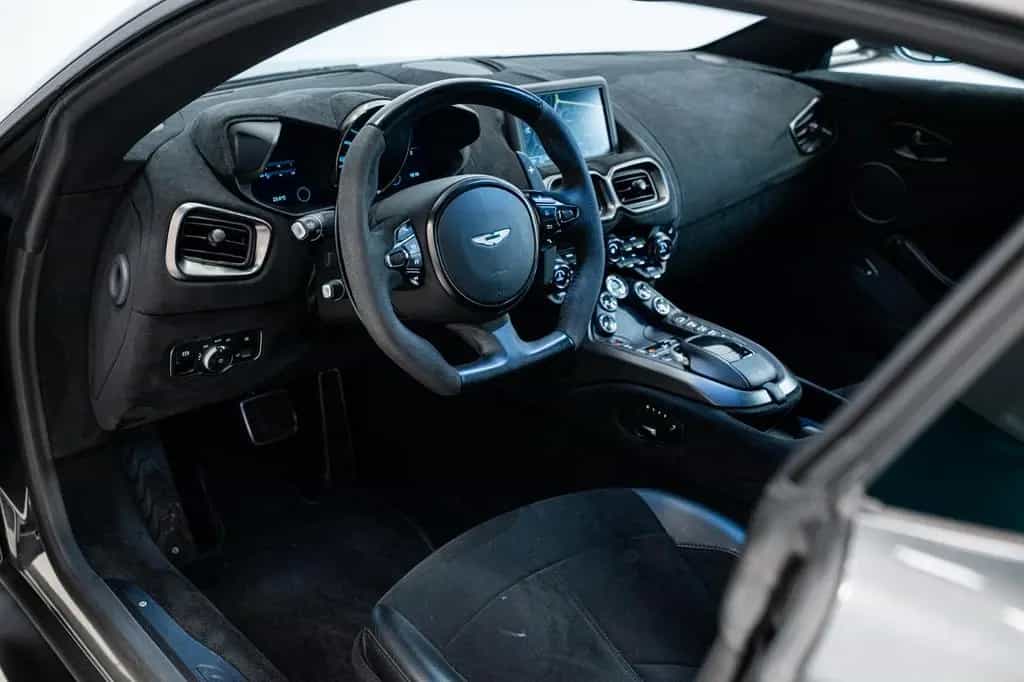 Aston Martin Vantage Coupe | Carplay | Dealermaintained 10/2021-photo-3