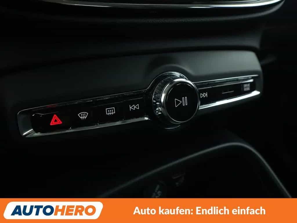 Volvo XC40 2.0 D3 Momentum 2WD Aut*NAVI*LED*TEMPO*AHK* 08/2018-photo-21