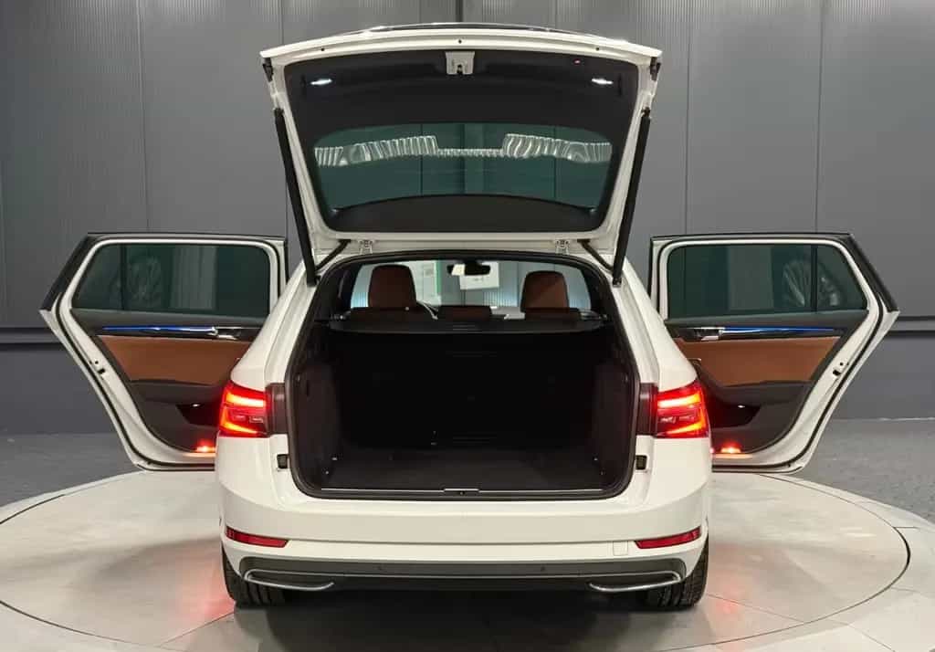 Skoda Superb Combi L&K *19Zoll*LEDER/Braun*SitzKlima* 09/2022-photo-6