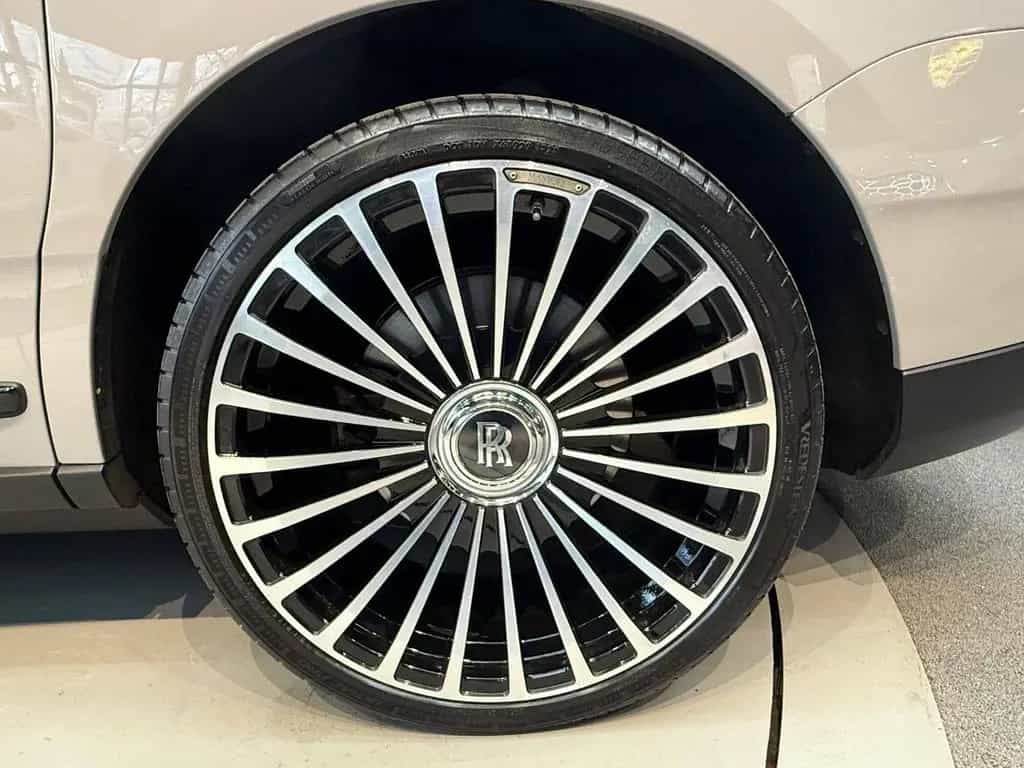 Rolls-Royce Cullinan BLACK BADGE MC*MANDARIN* 04/2024-photo-14