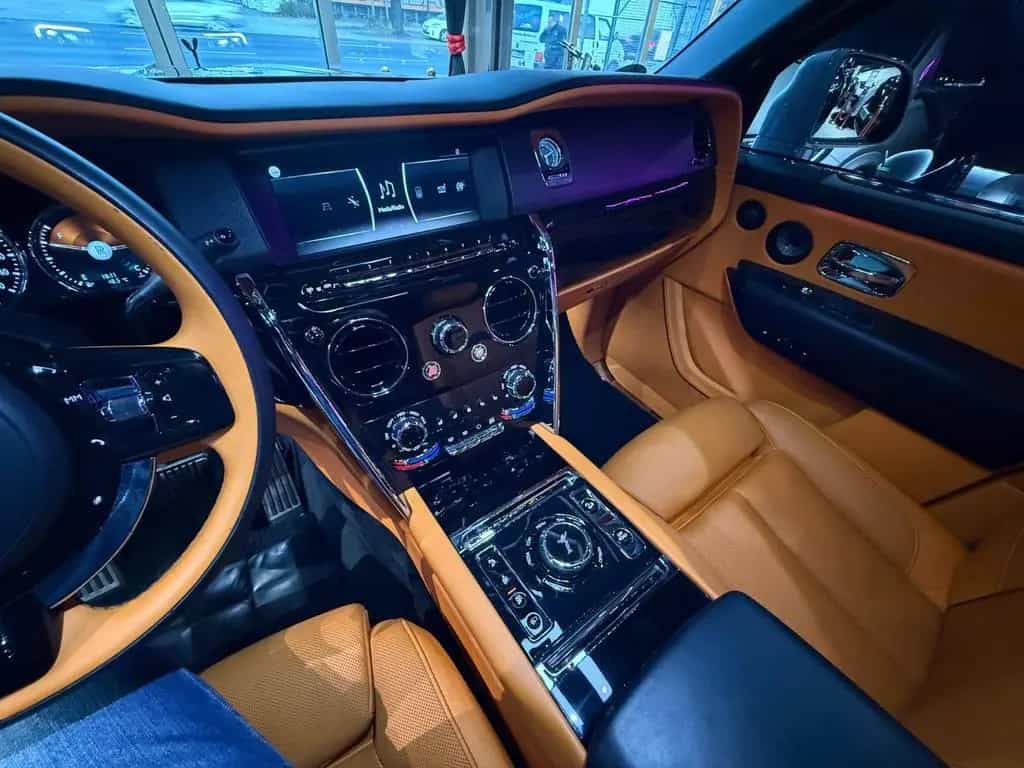 Rolls-Royce Cullinan BLACK BADGE MC*MANDARIN* 04/2024-photo-23