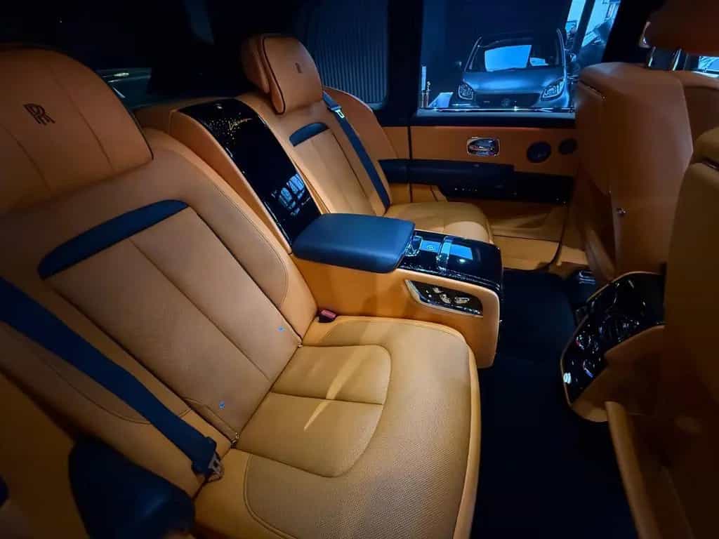 Rolls-Royce Cullinan BLACK BADGE MC*MANDARIN* 04/2024-photo-27