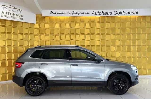 Skoda Karoq *ACC*AUTOMATIK*NAVI*PANO*AHK* 11/2020-photo-3