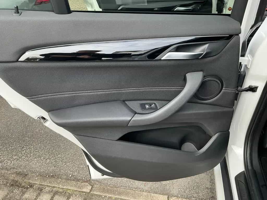 BMW X1 xDrive 18 d Sport Line AHK PDC SHZ NAVI BT 02/2018-photo-23