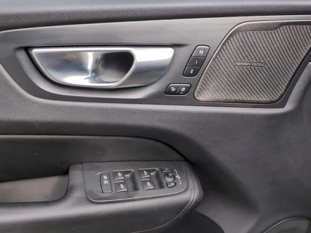 Volvo XC 60 Plus Dark 2WD 04/2024-photo-9