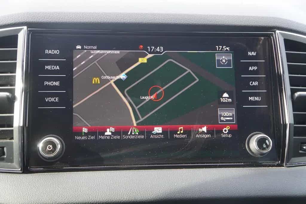 Skoda Karoq 1.5 TSI DSG Sportline LED ACC Kamera AHK 05/2019-photo-18