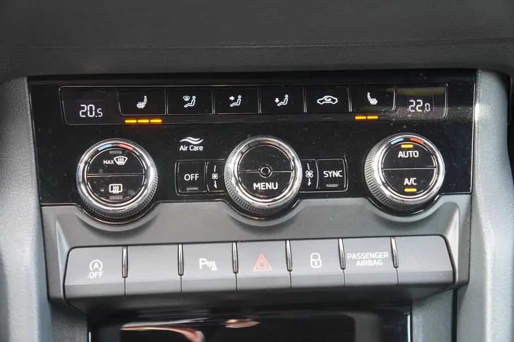 Skoda Karoq 1.5 TSI DSG Sportline LED ACC Kamera AHK 05/2019-photo-19