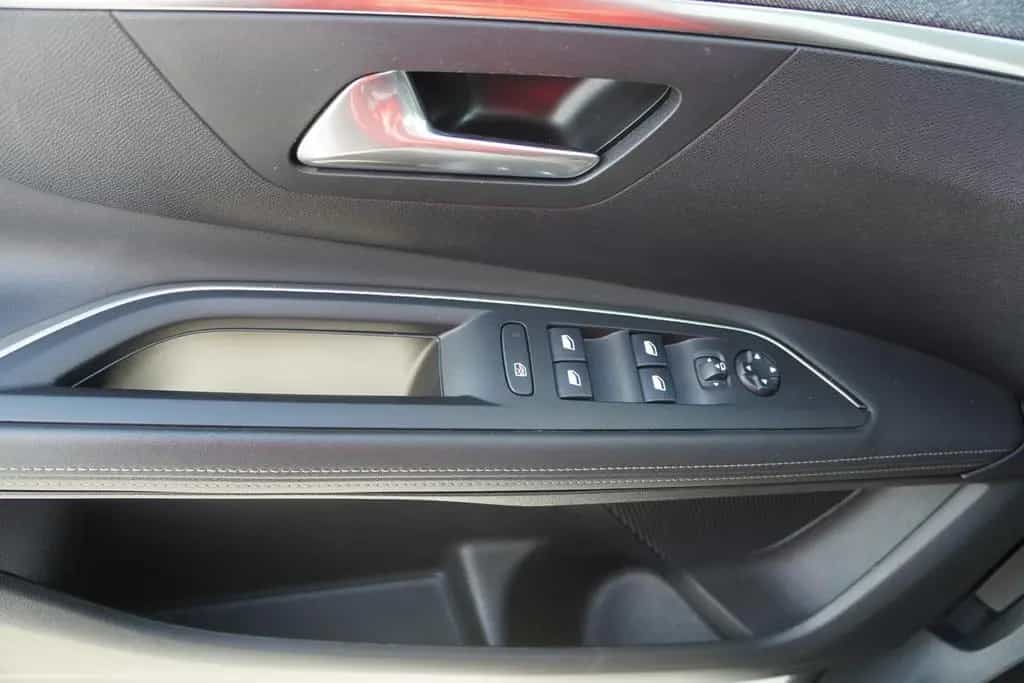 Peugeot 3008 1.2 PureTech 130 Allure Standheizung AHK 02/2020-photo-23