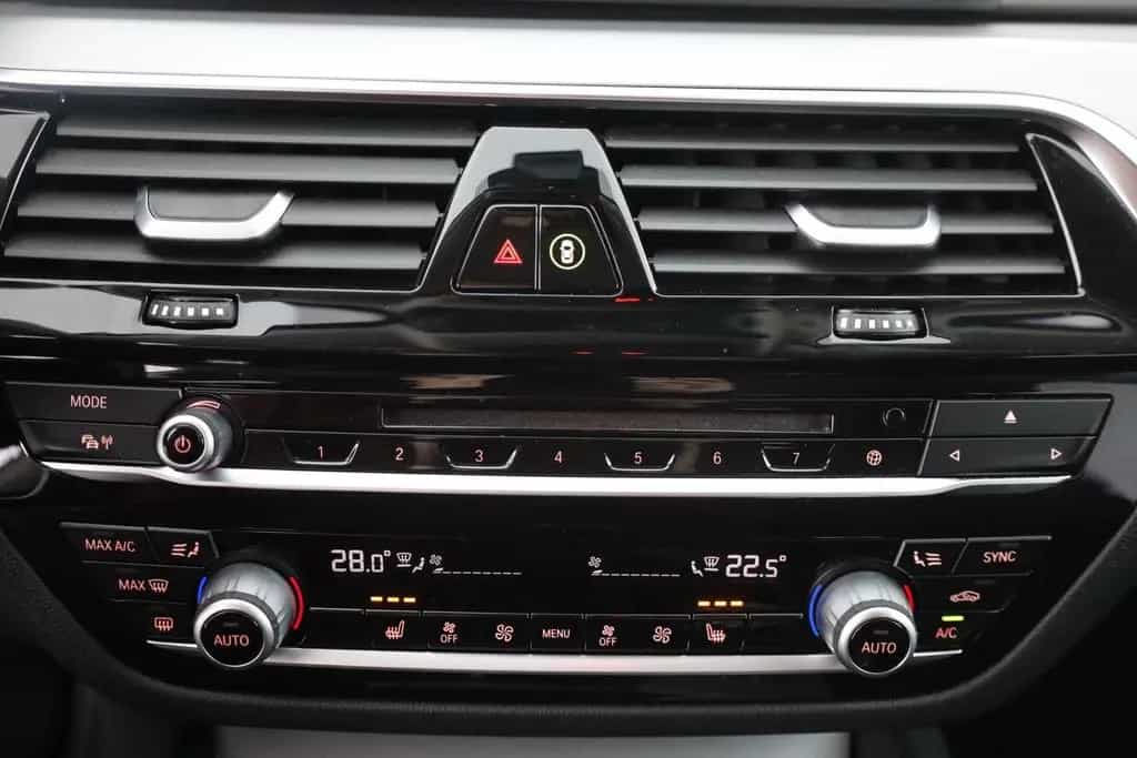 BMW 520 i Touring LED Navi Sitzheizung Tempomat AHK 03/2018-photo-11