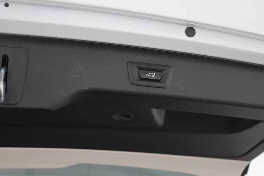 BMW 520 i Touring LED Navi Sitzheizung Tempomat AHK 03/2018-photo-28