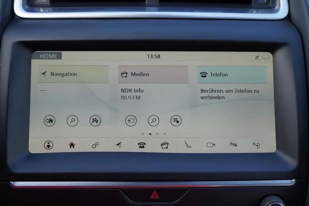 Jaguar E-Pace 2.0 Basis AWD AWD LED Panorama Kamera PDC 11/2019-photo-15
