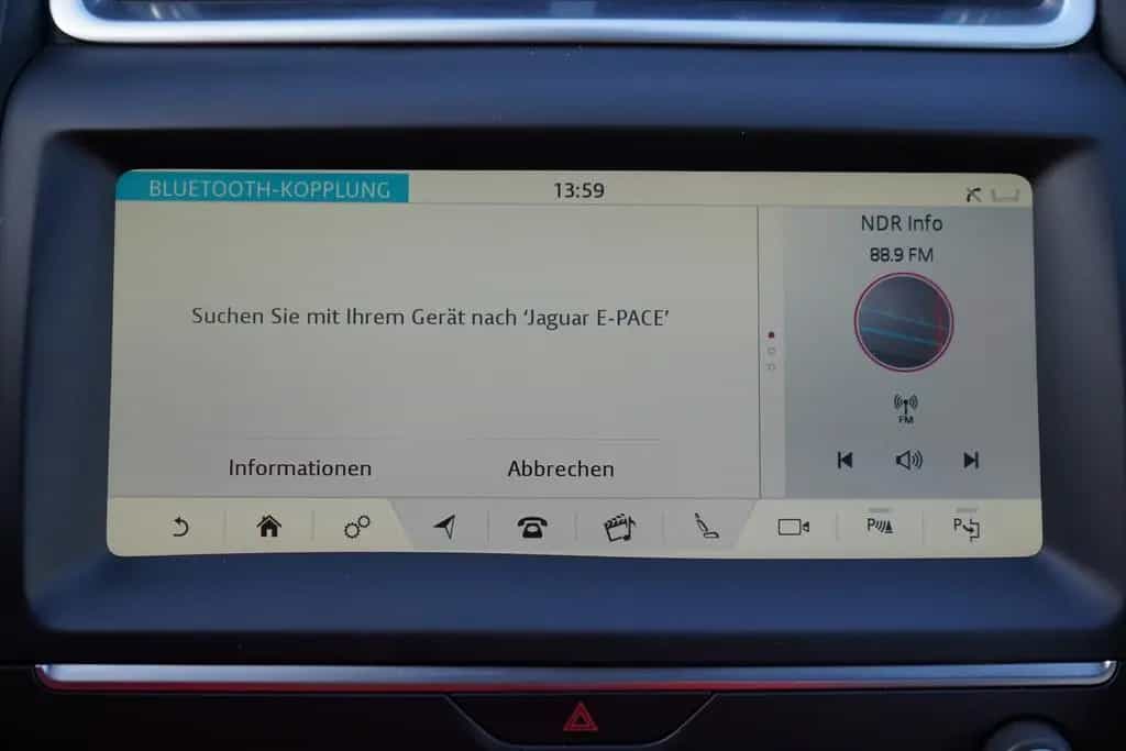 Jaguar E-Pace 2.0 Basis AWD AWD LED Panorama Kamera PDC 11/2019-photo-17