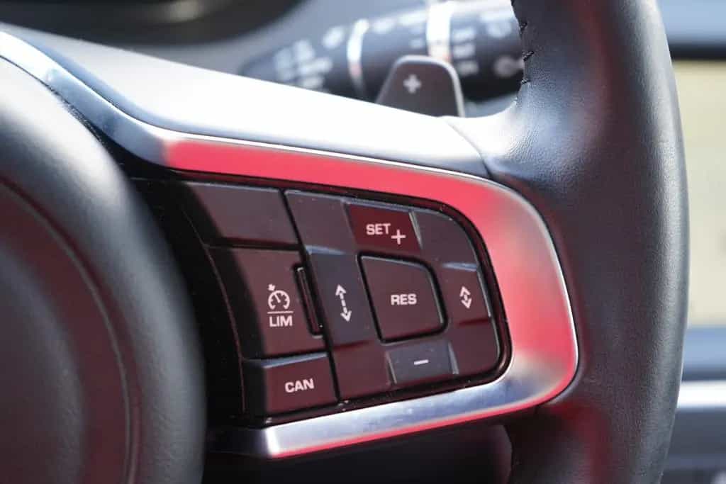 Jaguar E-Pace 2.0 Basis AWD AWD LED Panorama Kamera PDC 11/2019-photo-27