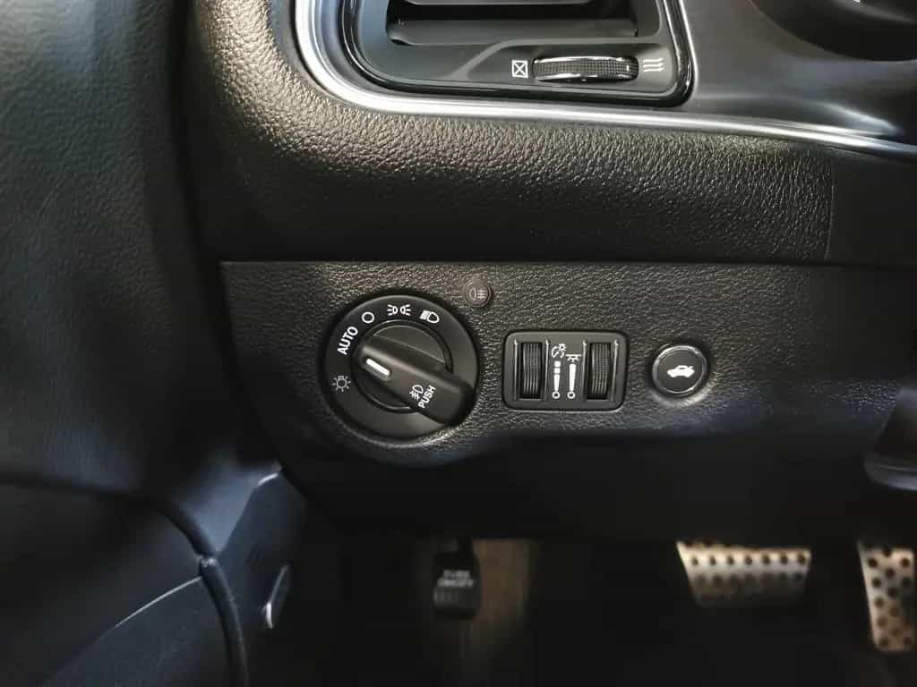 Dodge Challenger AWD *BT + Schiebedach + HU/ AU neu 08/2018-photo-10
