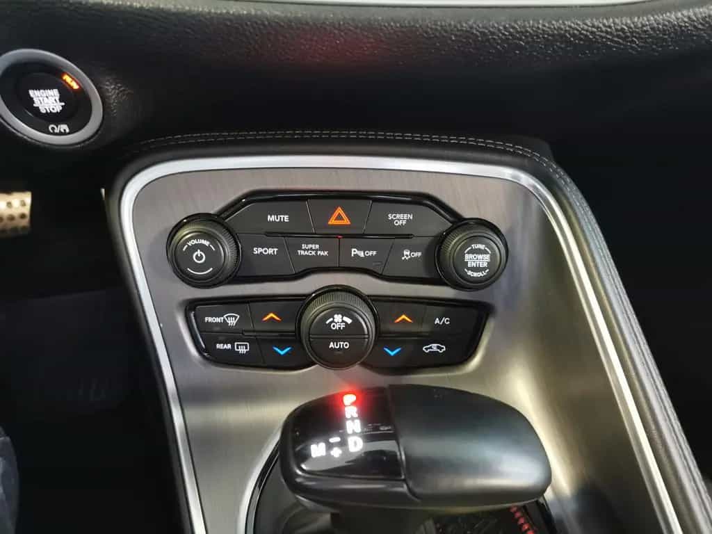 Dodge Challenger AWD *BT + Schiebedach + HU/ AU neu 08/2018-photo-20
