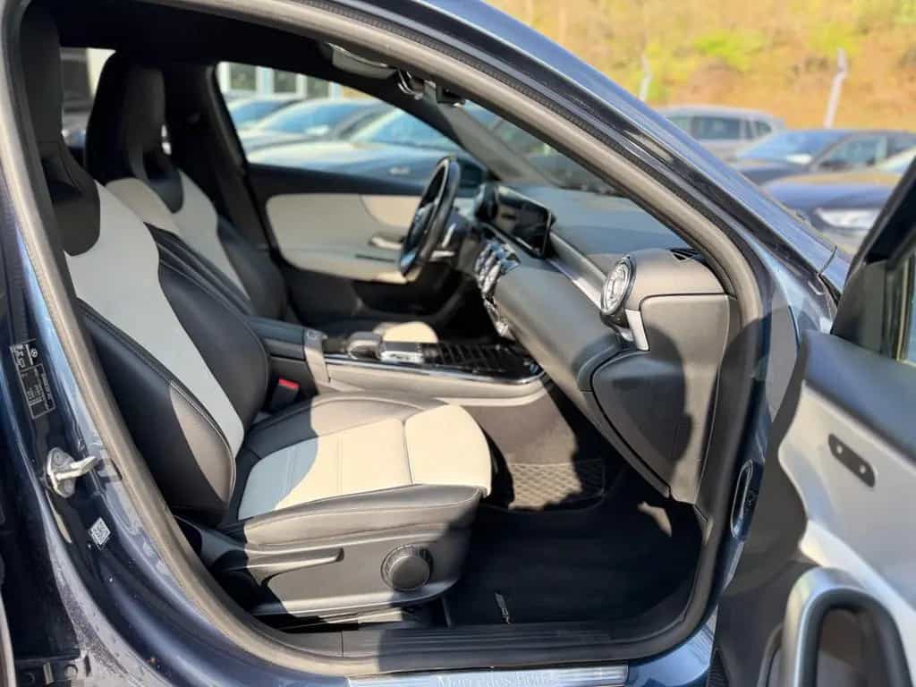Mercedes-Benz A 220 4Matic AMG Line / HeadUp/STHZ/RCAM/LED 02/2019-photo-31