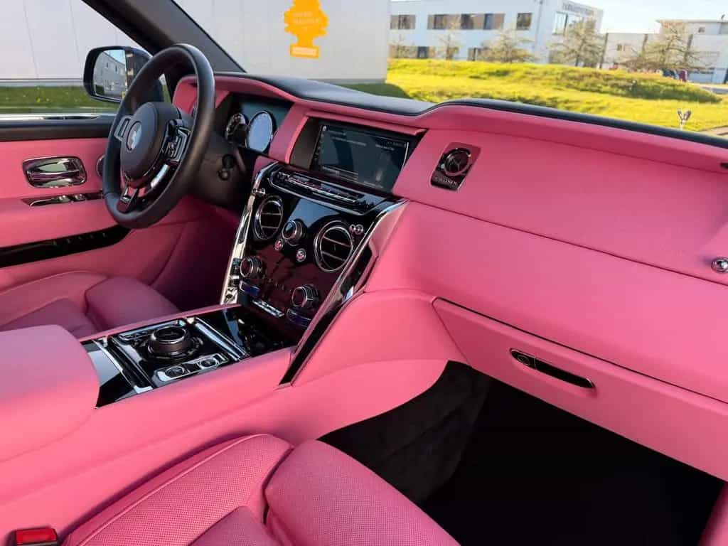 Rolls-Royce Cullinan Exlusive Pink-Interior Einzelstück 04/2023-photo-24