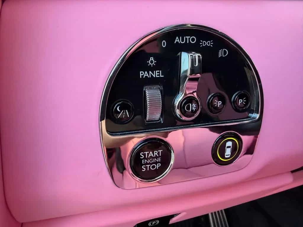Rolls-Royce Cullinan Exlusive Pink-Interior Einzelstück 04/2023-photo-30