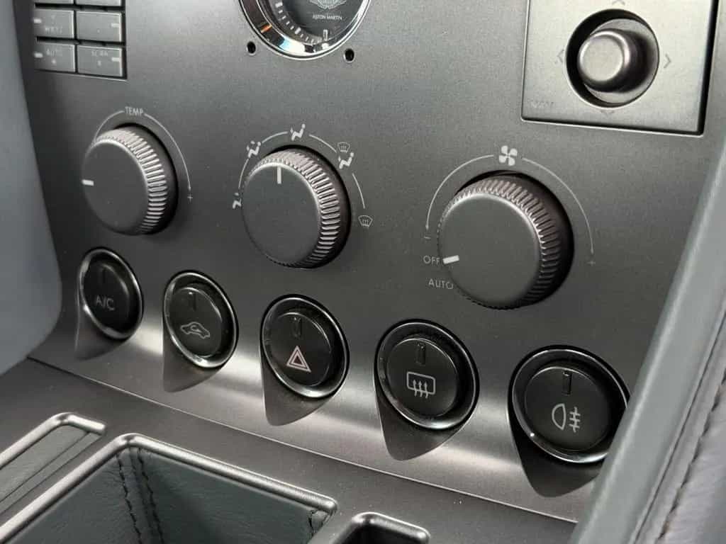 Aston Martin DB9 -5.9 Touchtronic V 12 03/2005-photo-27