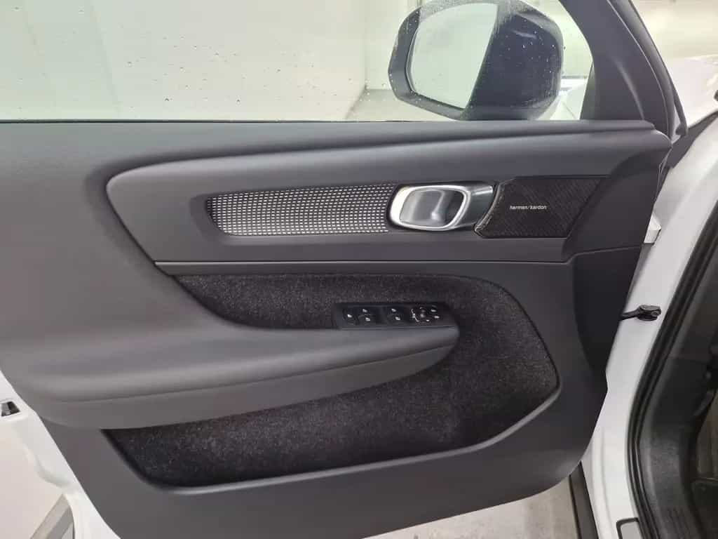 Volvo XC40 R-Design Automatik SHZ LED 11/2019-photo-24