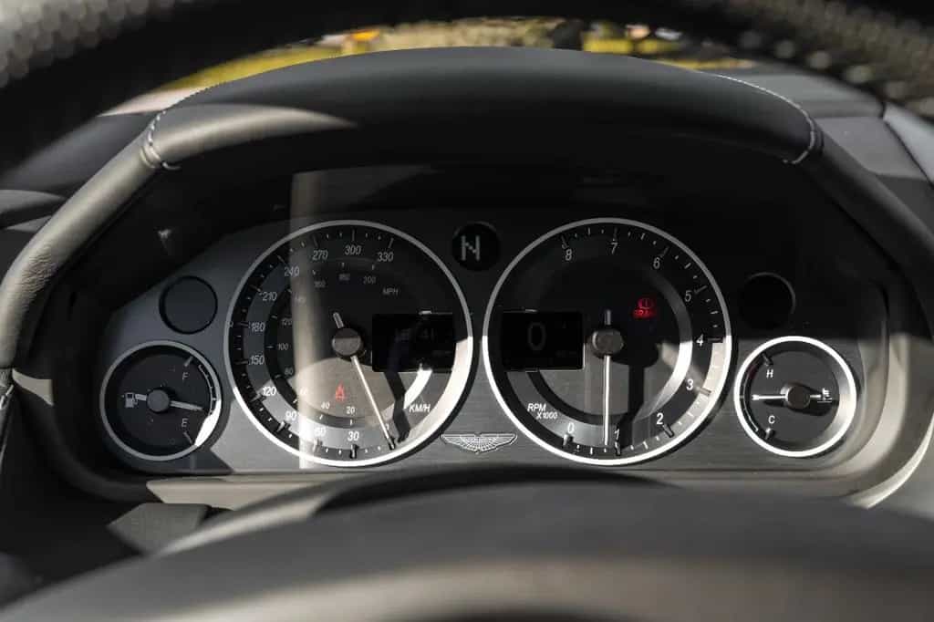 Aston Martin V12 Vantage 08/2018-photo-11