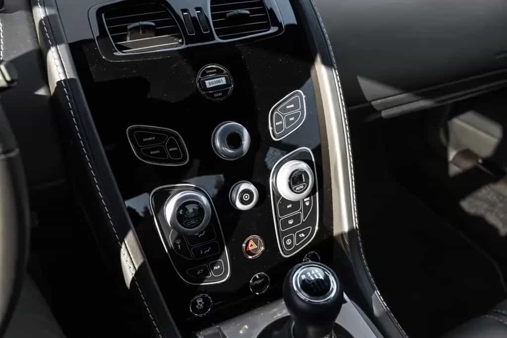 Aston Martin V12 Vantage 08/2018-photo-12