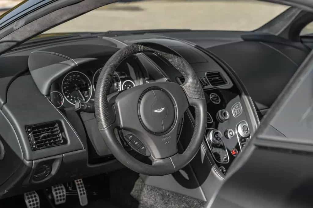 Aston Martin V12 Vantage 08/2018-photo-13