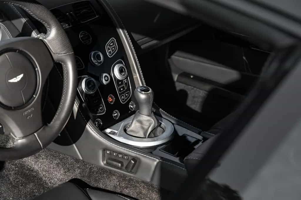 Aston Martin V12 Vantage 08/2018-photo-15