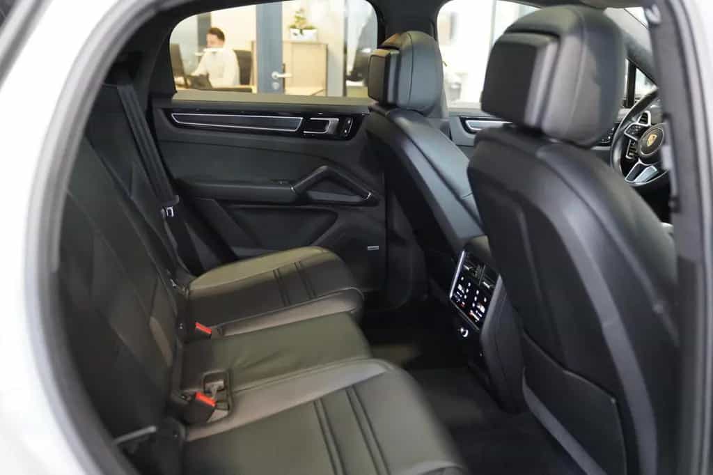 Porsche Cayenne Coupe GTS kreide Sport Classic Pano AHK 03/2022-photo-10