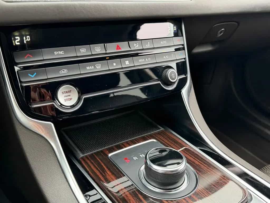 Jaguar XF Pure 25d*AWD*Leder*Alu*Kam*Navi* 05/2019-photo-18