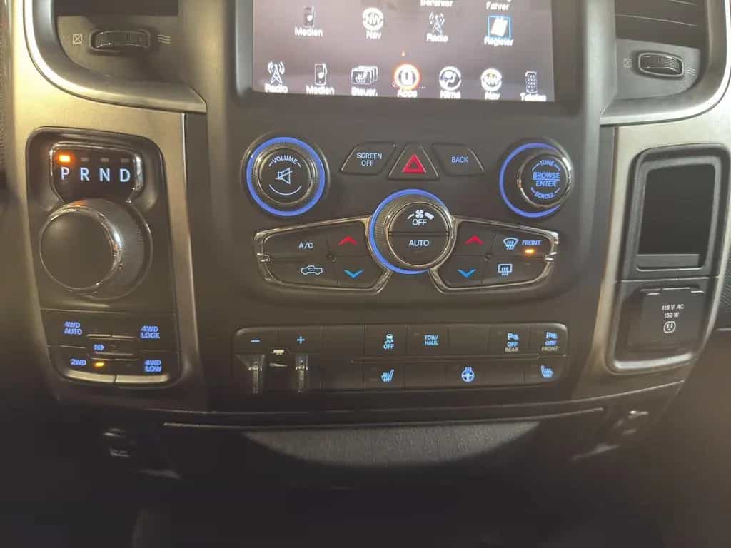 Dodge RAM 4X4 DOKA Leder/keyless/Kamera/AHK/FoliertGrü 02/2020-photo-17