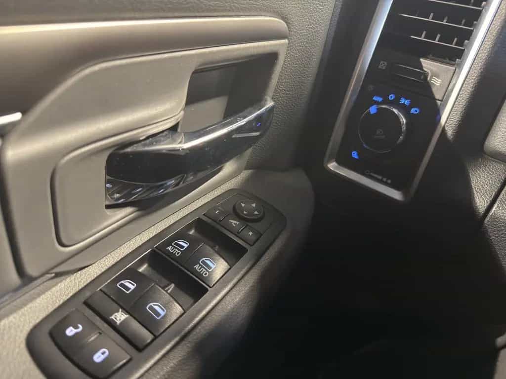 Dodge RAM 4X4 DOKA Leder/keyless/Kamera/AHK/FoliertGrü 02/2020-photo-19
