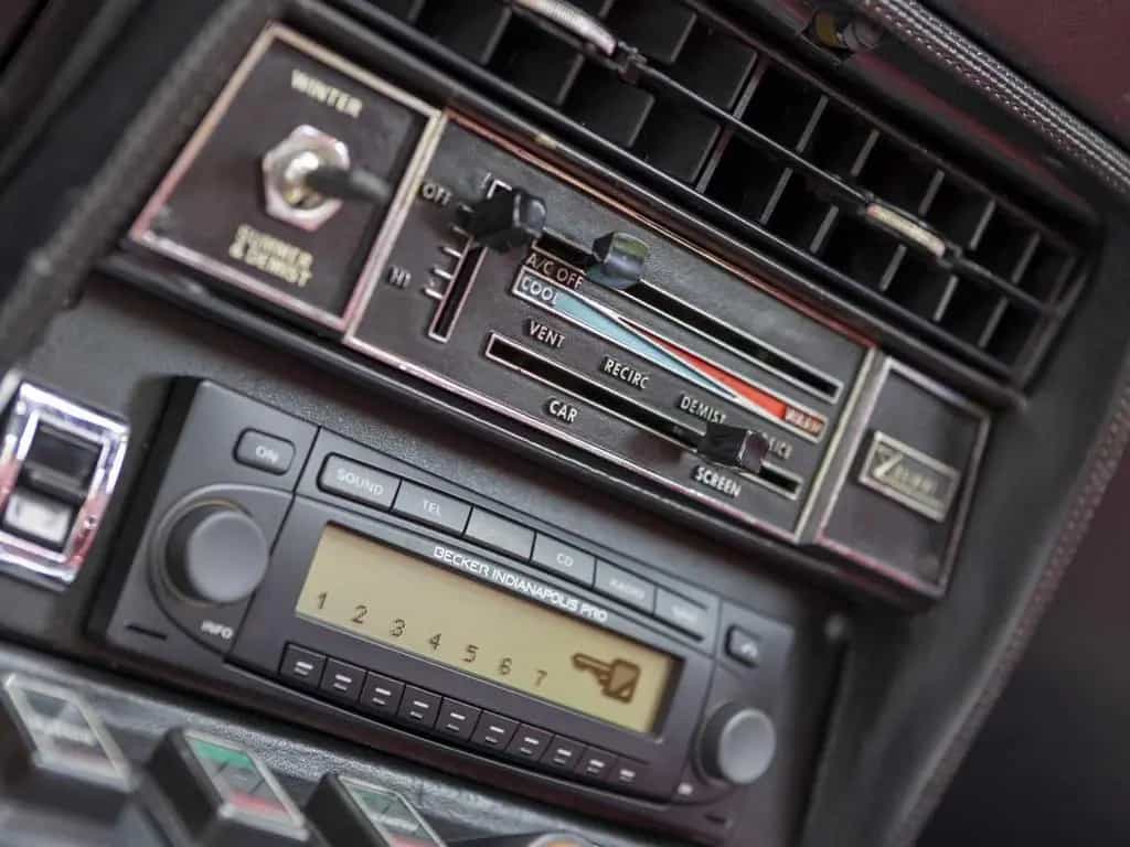 Aston Martin V8 01/1977-photo-24
