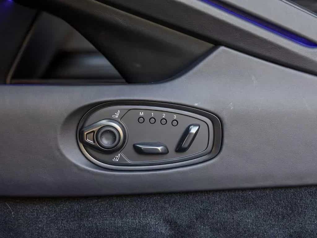 Aston Martin DB12 Coupe -Magneto Bronze- null-photo-18