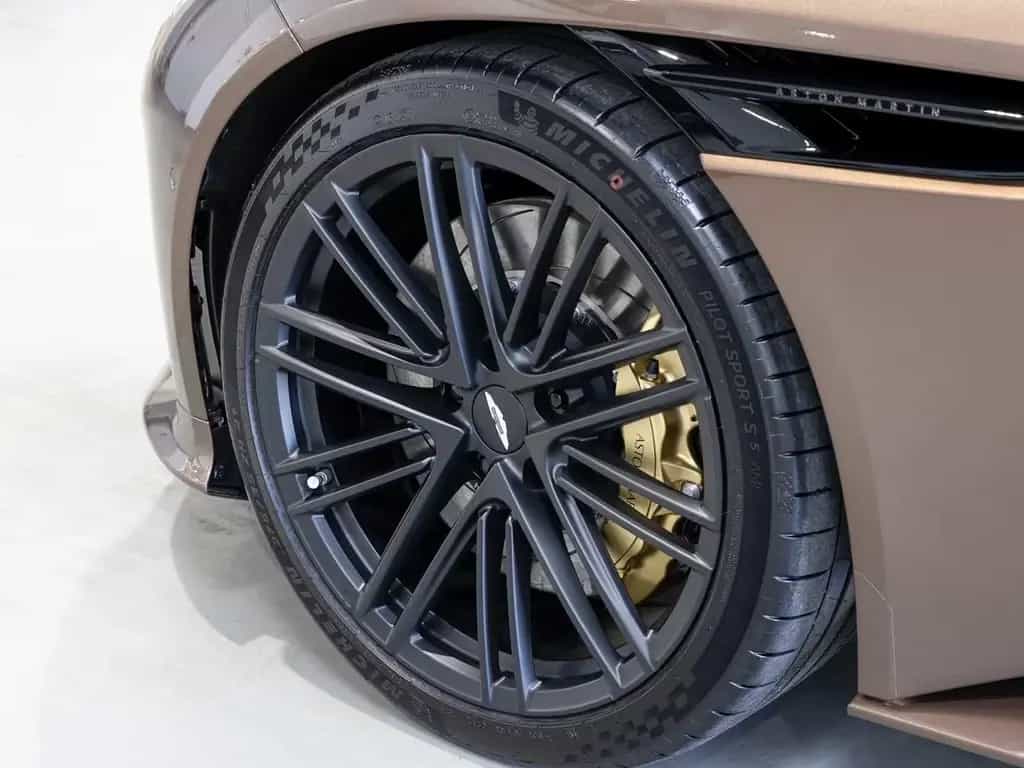 Aston Martin DB12 Coupe -Magneto Bronze- null-photo-3