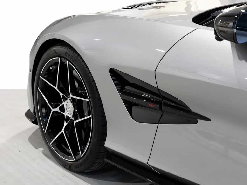 Aston Martin Vanquish Volante -Aluminite Silver- null-photo-8